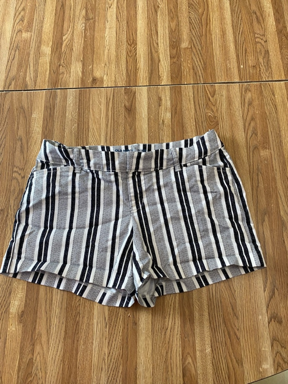 Old Navy Women’s Pixie Black & White Striped Mid-Rise Shorts Size 2